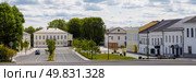 Город Валдай, Новгородская область, Россия. Вид на площадь Свободы. Исторический центр Валдая. Благоустроенные улицы в небольшом русском провинциальном городе. Путешествия и туризм в России. Широкая панорама. (2023 год). Стоковое фото, фотограф Андрей Степанов / Фотобанк Лори