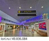 Международный аэропорт Домодедово имени М.В. Ломоносов. Торговая зона Duty Free Domodedovo. Редакционное фото, фотограф Мила Демидова / Фотобанк Лори