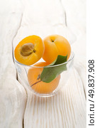 Apricots in a cup on a wooden background. Стоковое фото, агентство Ingram Publishing / Фотобанк Лори
