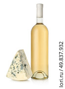 White wine and blue cheese isolated on a white background. Стоковое фото, агентство Ingram Publishing / Фотобанк Лори