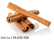 Cinnamon sticks on white reflective background. Стоковое фото, агентство Ingram Publishing / Фотобанк Лори