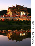 Reflection of Royal Pavilion in dusk, Thai Lanna Temple at Chianmai Northern of Thailand. Стоковое фото, агентство Ingram Publishing / Фотобанк Лори
