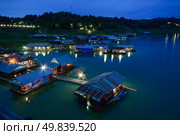 Thai Mon Floating village on the River in Sangkraburi Kanchanaburi Provice Border of Thailand and Myanmar in dusk. Стоковое фото, агентство Ingram Publishing / Фотобанк Лори