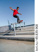Skateboarder doing a FS Feeble on rail. Стоковое фото, агентство Ingram Publishing / Фотобанк Лори
