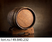 Old wooden barrel on a background of canvas. Стоковое фото, агентство Ingram Publishing / Фотобанк Лори