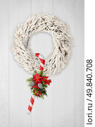 Christmas wreath  and cane on white wooden background. Стоковое фото, агентство Ingram Publishing / Фотобанк Лори