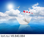 Blue calm sea and the white paper boat. Стоковое фото, агентство Ingram Publishing / Фотобанк Лори