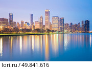 City of Chicago downtown and Lake Michigan at dusk. Стоковое фото, агентство Ingram Publishing / Фотобанк Лори