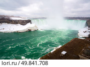 Horseshoe Falls as viewed from Table Rock in Queen Victoria Park in Niagara Falls, Ontario, Canada. Стоковое фото, агентство Ingram Publishing / Фотобанк Лори