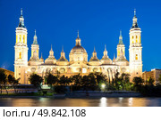Our Lady of the Pillar Basilica with Ebro River at dusk Zaragoza, Spain. Стоковое фото, агентство Ingram Publishing / Фотобанк Лори