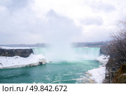 Horseshoe Falls as viewed from Table Rock in Queen Victoria Park in Niagara Falls, Ontario, Canada. Стоковое фото, агентство Ingram Publishing / Фотобанк Лори