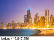 City of Chicago downtown and Lake Michigan at dusk. Стоковое фото, агентство Ingram Publishing / Фотобанк Лори