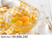 Raw eggs and whisk. Стоковое фото, агентство Ingram Publishing / Фотобанк Лори