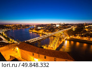 Dom Luiz bridge in Porto Portugal at dusk. Стоковое фото, агентство Ingram Publishing / Фотобанк Лори