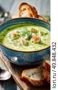 Delicious Green Crab Soup Served With Crusty Bread on Wooden Board. Стоковое AI-изображение, AI-художник Юлия Гапеенко / Фотобанк Лори
