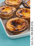 Pastel de nata, typical pastry from Lisbon - Portugal. Стоковое фото, агентство Ingram Publishing / Фотобанк Лори