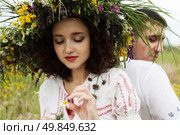guy and girl on the meadow. Стоковое фото, агентство Ingram Publishing / Фотобанк Лори