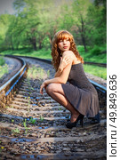 attractive girl hitchhiking on rail. Стоковое фото, агентство Ingram Publishing / Фотобанк Лори