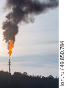 oil reinery Distillation tower with smoke stack pollution. Стоковое фото, агентство Ingram Publishing / Фотобанк Лори