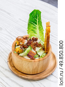 Fresh Ceasar Salad with crispy bacon in wooden bowl. Стоковое фото, агентство Ingram Publishing / Фотобанк Лори