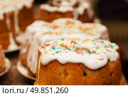homemade Easter cake with icing and raisins. Стоковое фото, агентство Ingram Publishing / Фотобанк Лори