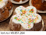 homemade Easter cake with icing and raisins. Стоковое фото, агентство Ingram Publishing / Фотобанк Лори
