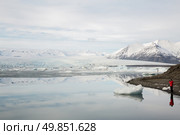 Tourist at Vatnajokull Glacier Jokulsarlon lagoon Iceland. Стоковое фото, агентство Ingram Publishing / Фотобанк Лори
