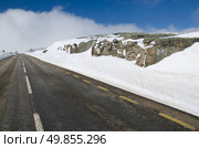 Mountain road with white snow. Стоковое фото, агентство Ingram Publishing / Фотобанк Лори