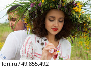 guy and girl on the meadow. Стоковое фото, агентство Ingram Publishing / Фотобанк Лори
