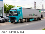 Russia, Samara. 15. 06 2024. Volvo FH truck parked on the street ready for unloading. Редакционное фото, фотограф Акиньшин Владимир / Фотобанк Лори