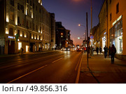 Панорама улицы Новослободская в центре Москвы на закате. Весенний вечер (2022 год). Редакционное фото, фотограф Александр Кузнецов / Фотобанк Лори