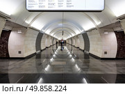 Интерьер платформы станции метро "Верхние Лихоборы". Люблинско-Дмитровская линия. Москва, Россия (2018 год). Редакционное фото, фотограф Наталья Волкова / Фотобанк Лори
