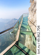 Glass sky walk at Tianmenshan Tianmen Mountain Zhangjiajie China. Стоковое фото, агентство Ingram Publishing / Фотобанк Лори