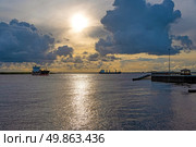Пасмурный вечер на Северной Двине, корабли на фоне заката. Стоковое фото, фотограф Инна Грязнова / Фотобанк Лори