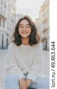 Smiling Woman with Glasses in City. Стоковое AI-видео, аниматор Данила Большаков / Фотобанк Лори