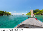 Tropical beach, traditional long tail boats, Andaman Sea, Thailand. Стоковое фото, агентство Ingram Publishing / Фотобанк Лори