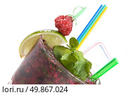 Energy mohito with mint, lime and raspberry isolated on white. Стоковое фото, агентство Ingram Publishing / Фотобанк Лори