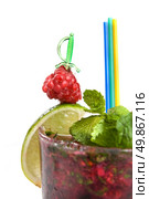Energy mohito with mint, lime and raspberry isolated on white. Стоковое фото, агентство Ingram Publishing / Фотобанк Лори