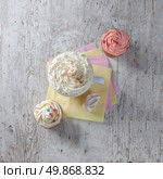hot chocolate with marshmallows and cream on wooden background. Стоковое фото, агентство Ingram Publishing / Фотобанк Лори