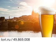 Glass of beer against view of the St. Vitus Cathedral in Prague. Стоковое фото, агентство Ingram Publishing / Фотобанк Лори