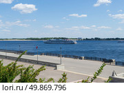 Круизный теплоход Георгий Жуков, проект 92-016, отправляется в плавание вверх по Волге. Волгоград, Россия, Речной порт. (2024 год). Редакционное фото, фотограф Андрей Цыганков / Фотобанк Лори