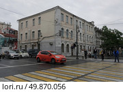 Улица Адмирала Фокина в историческом центре города Владивостока (2022 год). Редакционное фото, фотограф Free Wind / Фотобанк Лори
