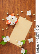 card on a wooden surface with jasmine flowers and strawberries. background. Стоковое фото, агентство Ingram Publishing / Фотобанк Лори