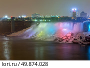 Illumination light of american Falls as viewed from Table Rock in Queen Victoria Park in Niagara Falls at night, Ontario, Canada. Стоковое фото, агентство Ingram Publishing / Фотобанк Лори