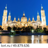 Panorama of Our Lady of the Pillar Basilica with Ebro River at dusk Zaragoza, Spain. Стоковое фото, агентство Ingram Publishing / Фотобанк Лори