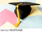 Black graduation cap or hat with yellow tassel on colorful pastel background , education concept, Academic cap or Mortarboard Квадратная академическая шапочка Высшее образование, магистратура. Стоковое фото, фотограф Елена Гоосен / Фотобанк Лори