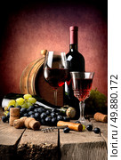 Red wine with grape and wooden cask on a wooden table. Стоковое фото, агентство Ingram Publishing / Фотобанк Лори