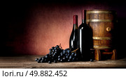 Bottles of wine with cask and grape. Стоковое фото, агентство Ingram Publishing / Фотобанк Лори