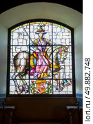 SEGOVIA, SPAIN - JUN 2: Stained glass in Hall of the Pine Cones in Alcazar of Segovia, Spain, depicting King Alfonso VIII of Castile and his daughter Berengaria on Jun 2, 2014. Редакционное фото, агентство Ingram Publishing / Фотобанк Лори