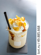 creme brulee tea frappe with Whipped Cream. Стоковое фото, агентство Ingram Publishing / Фотобанк Лори